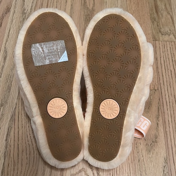 ♻️DONATED DEC. 2023♻️ 
NEW Ugg Fluff Yeah Slides in baby peach size 7 - Picture 6 of 12